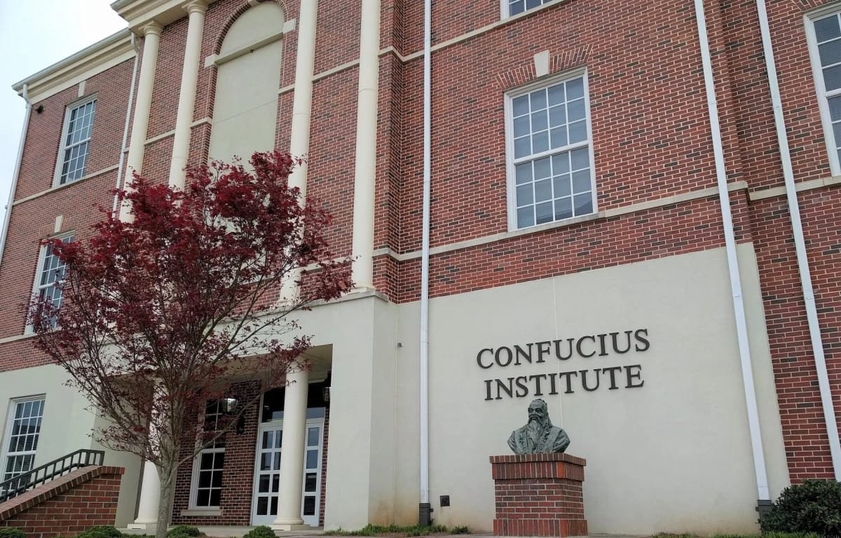 Pentagonul declară institutele Confucius amenințare la securitatea SUA. Trei dintre cele cinci institute din România sun