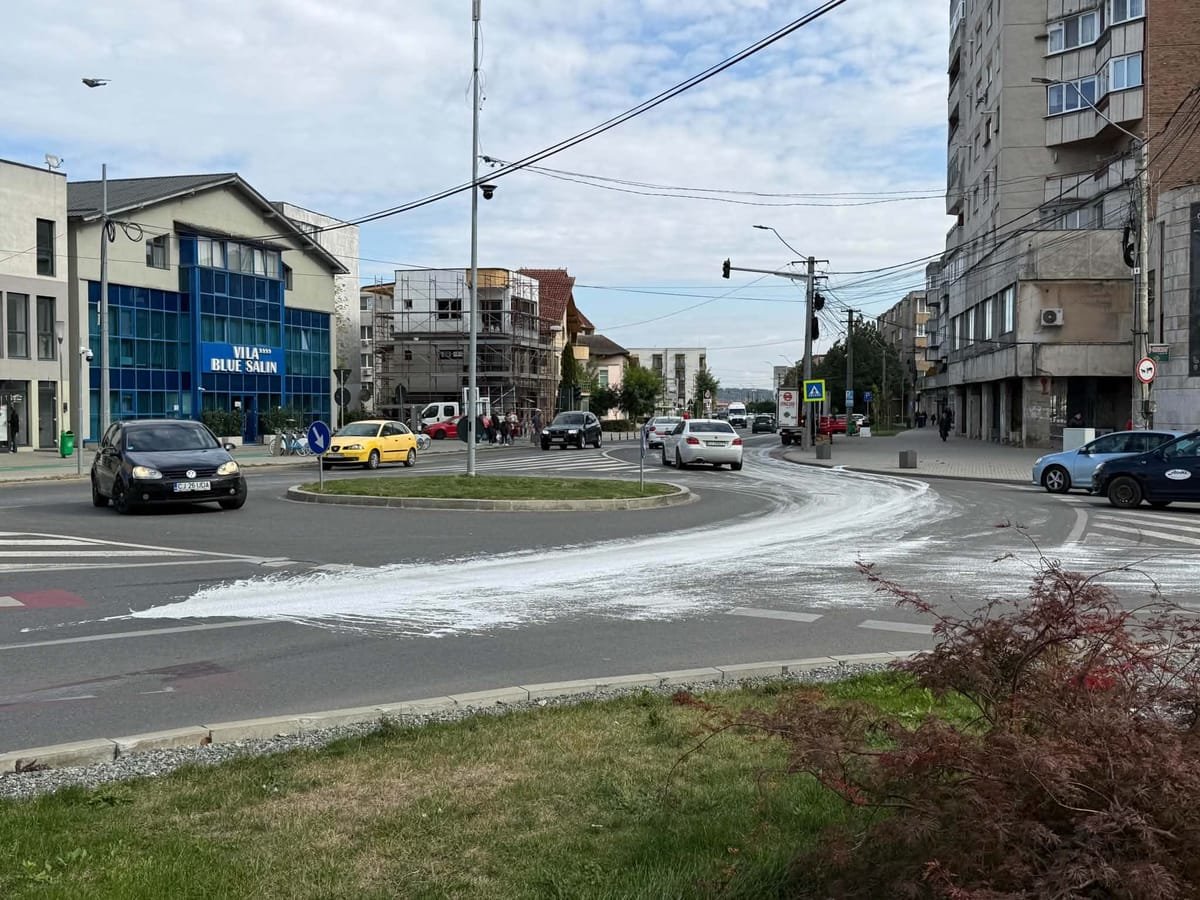 Pericol pe Calea Victoriei din Turda: vopsea pe carosabil, risc de derapaj pentru șoferi