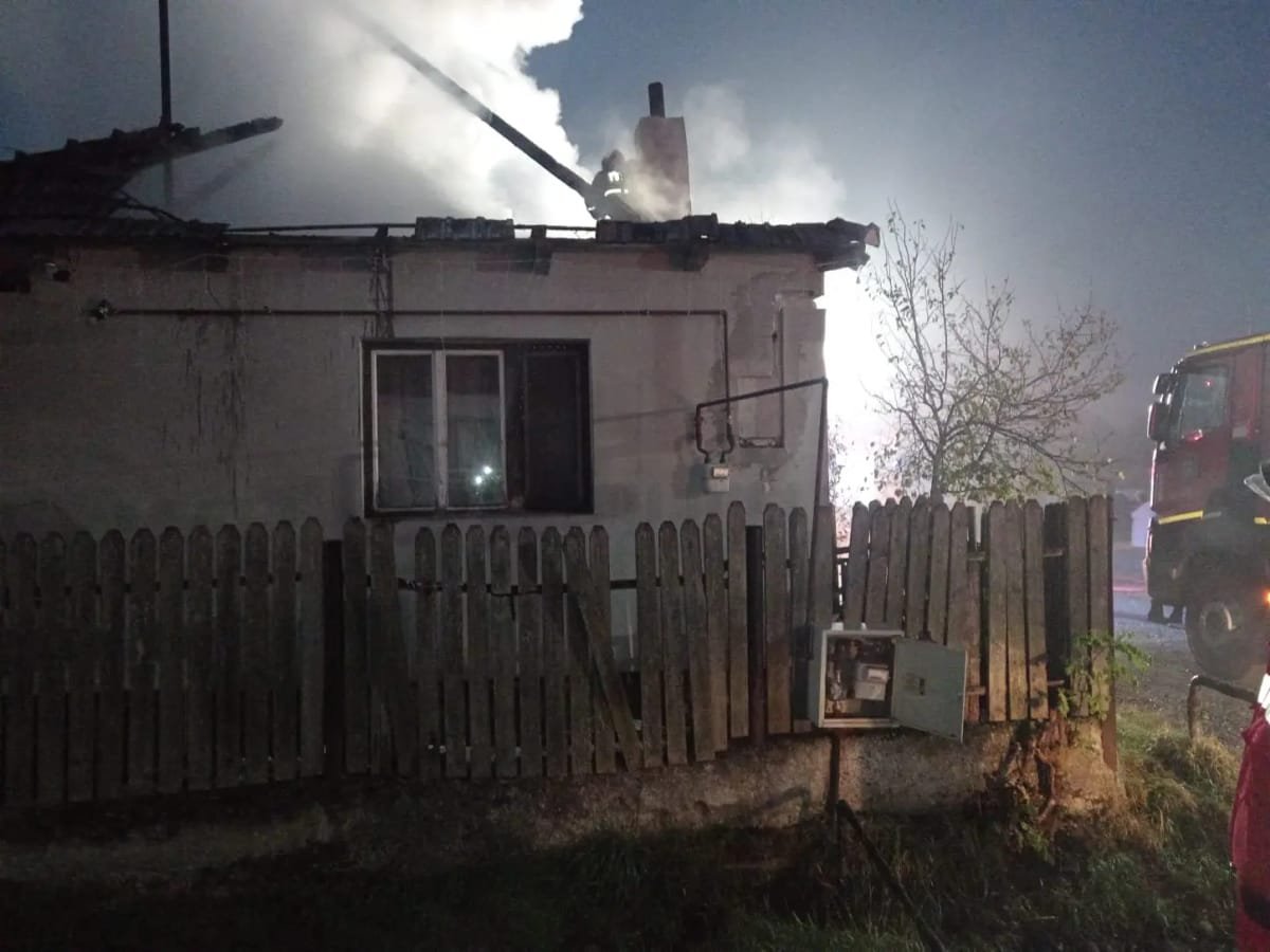 Periș: pompierii din Reghin au stins un incendiu cu două mașini de stingere și o cisternă, fără victime