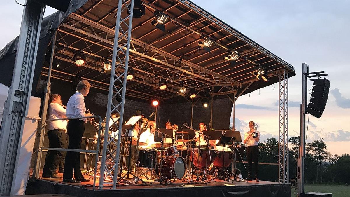 Peste 300 de festivaluri organizate de primării fără licitații, cu peste două milioane de euro din bani publici