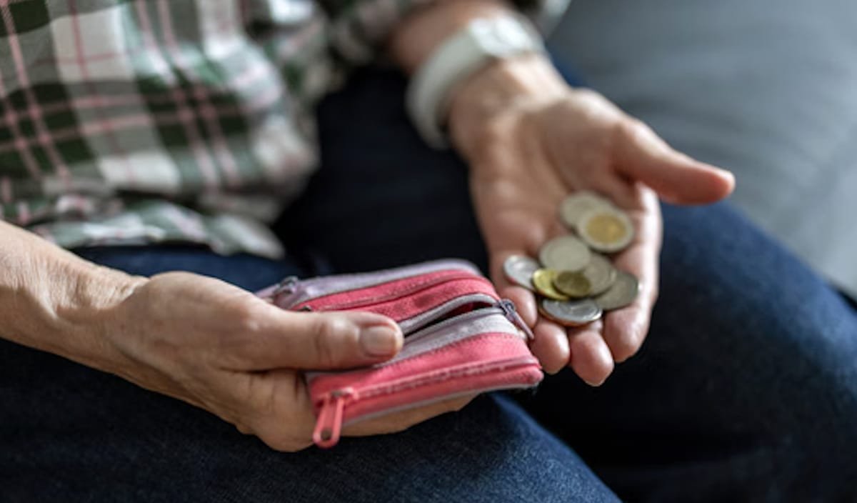 Peste 4 din 10 români trecuți de 55 de ani ar munci și după vârsta legală, mult peste media europeană