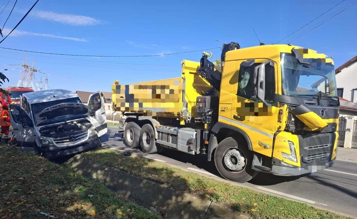 Petrești: accident rutier între un camion și un microbuz, o femeie rănită