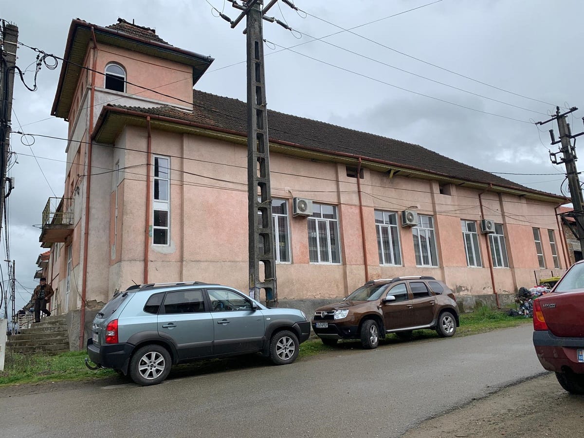 Petroșnița: căminul cultural rămâne blocat la CNI, deși constructorul a fost desemnat din ianuarie 2025