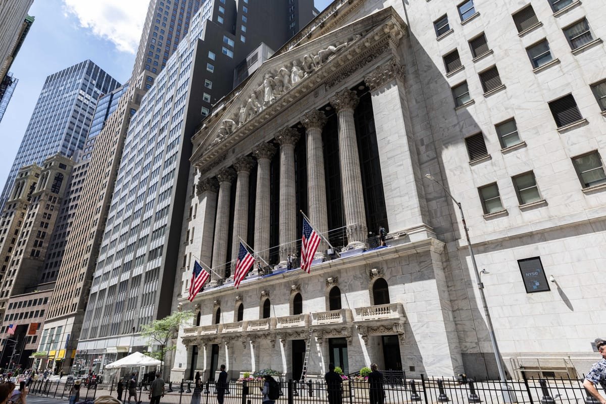 Petrolul sare la 112 dolari pe baril, Wall Street cade, iar Franța reaprinde temerile unei crize a datoriilor