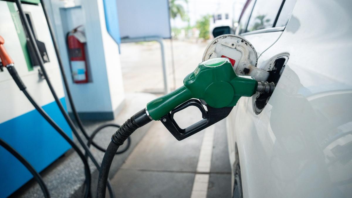 Petrolul se ieftinește după semnale de dialog SUA-Iran; Brent scade la 102,60 dolari pe baril