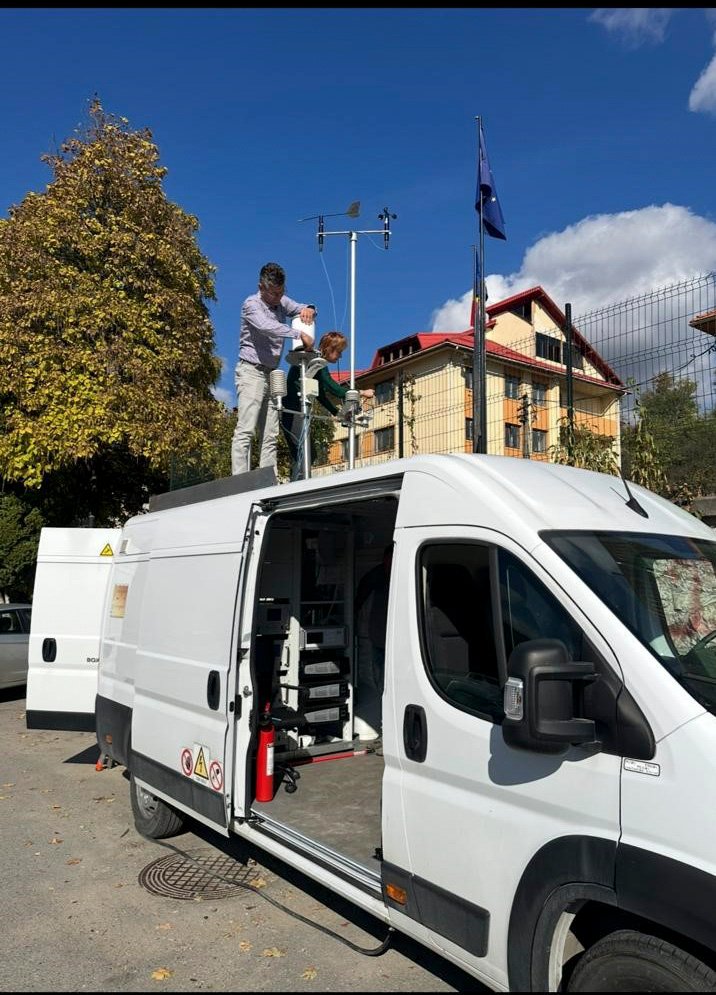Petroșani: aerul, monitorizat după incendiul din subteran, cu laborator mobil lângă Colegiul Mihai Eminescu