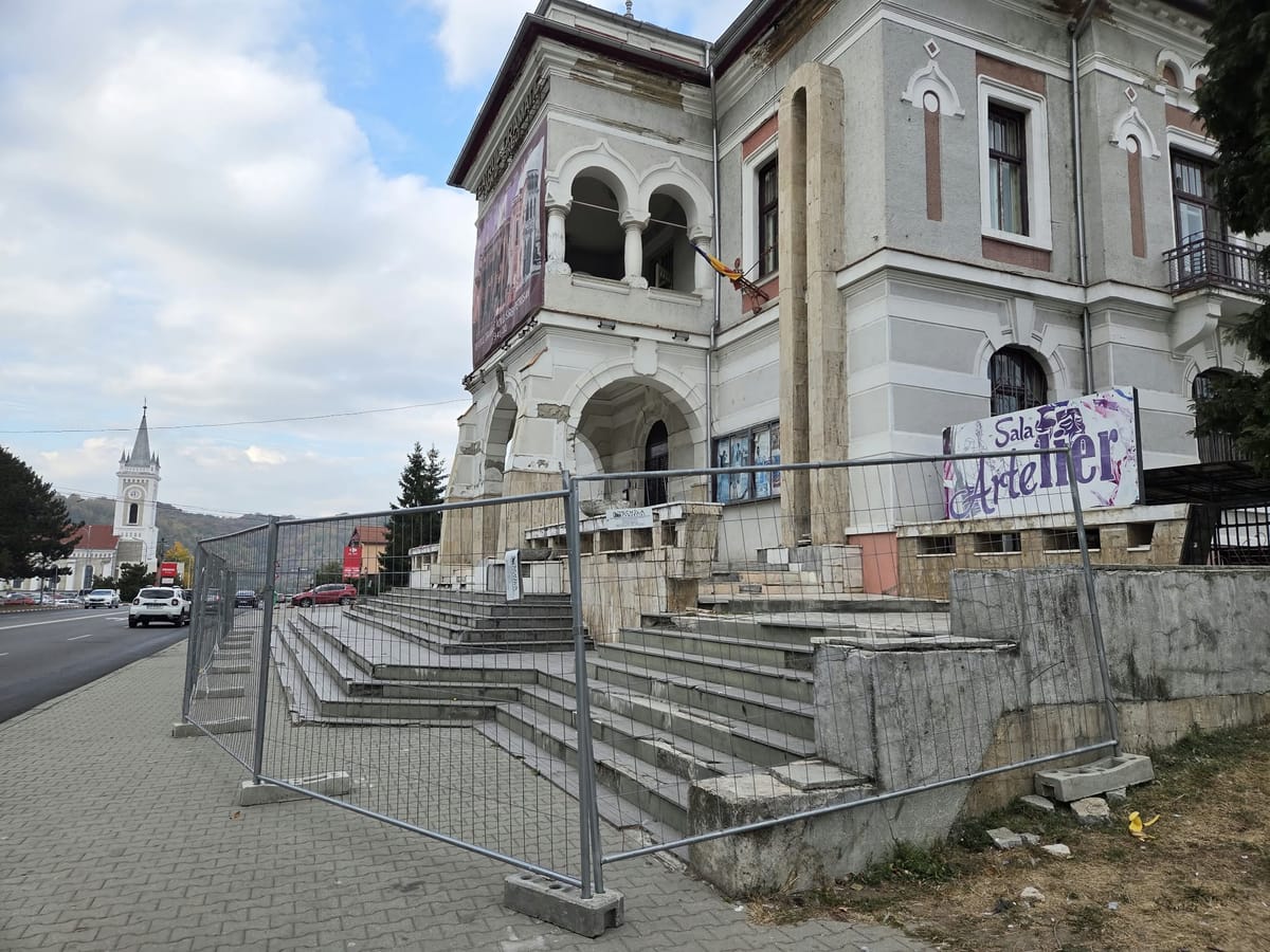 Petroșani: clădirea istorică a Teatrului I.D. Sîrbu intră în reabilitare, cu fațada, scările și acoperișul