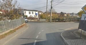 Pietonii din Cluj-Napoca, puși să traverseze ilegal, la o intersecție fără trecere de pietoni