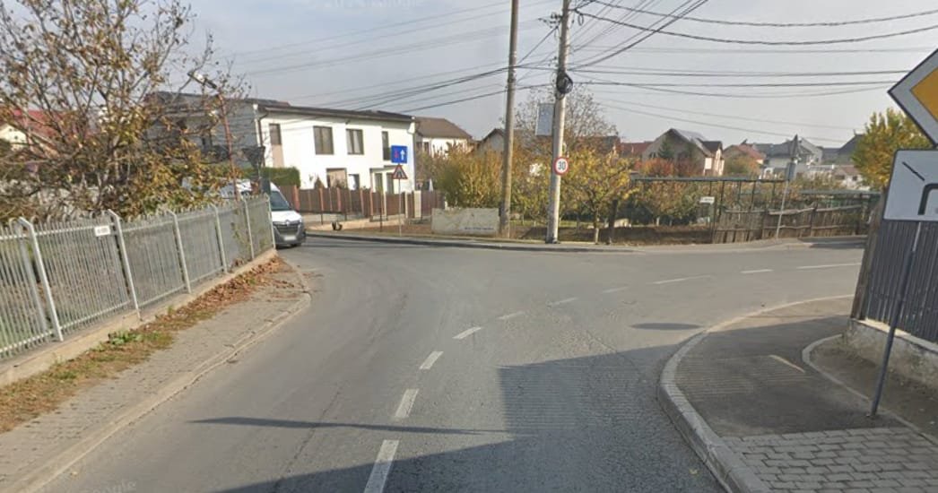 Pietonii din Cluj-Napoca, puși să traverseze ilegal, la o intersecție fără trecere de pietoni