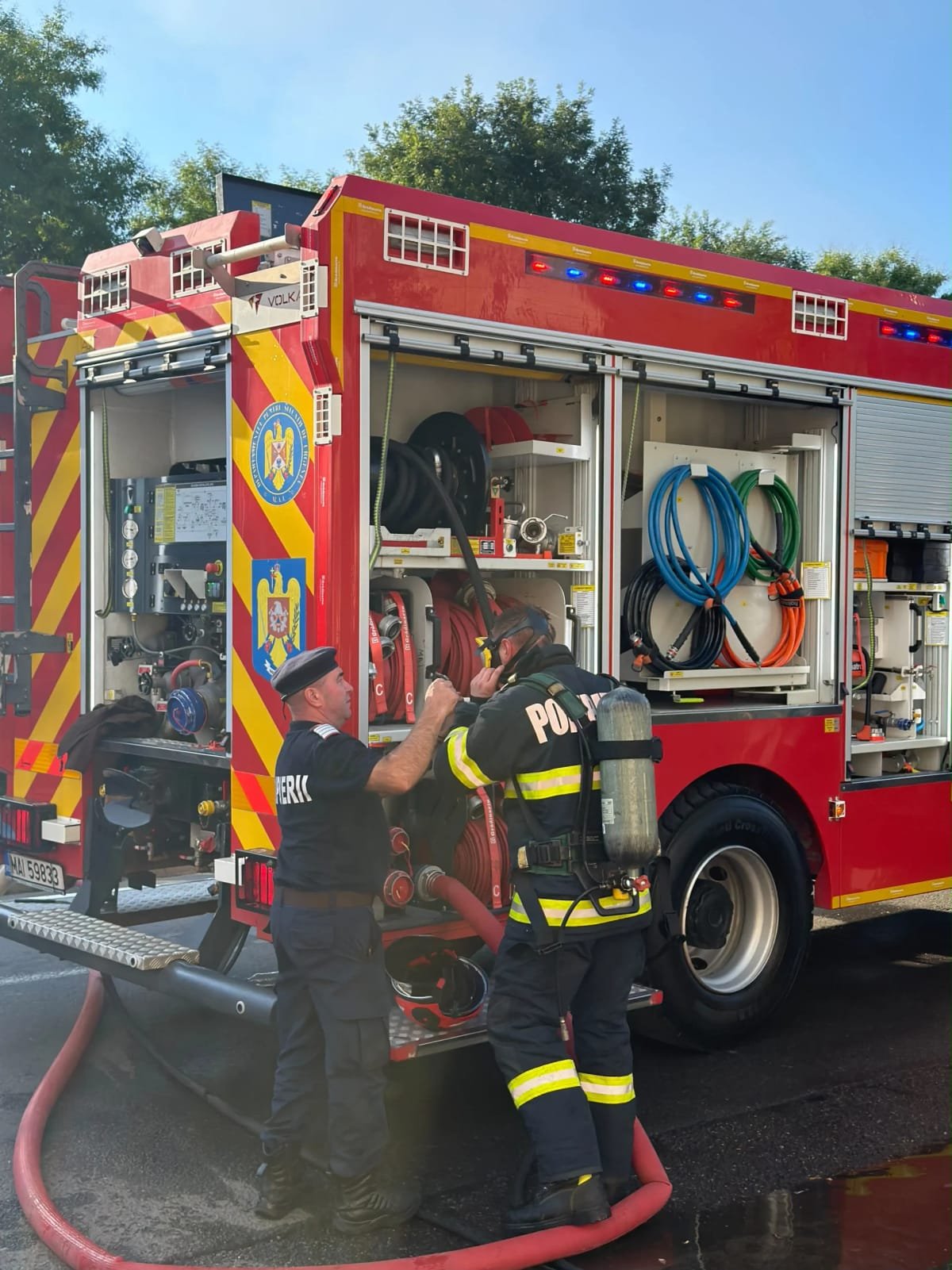 Pietriș: incendiu la o casă, pompierii încearcă să împiedice extinderea flăcărilor la clădirile vecine