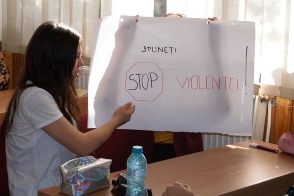 Pitești: un elev de 15 ani și-a rănit cu o macetă doi colegi și a fost reținut 24 de ore