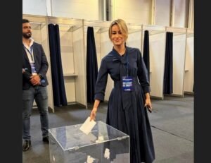 PNL votează Guvernul Luca Niculescu și intră în opoziție, după o ședință tensionată a liberalilor