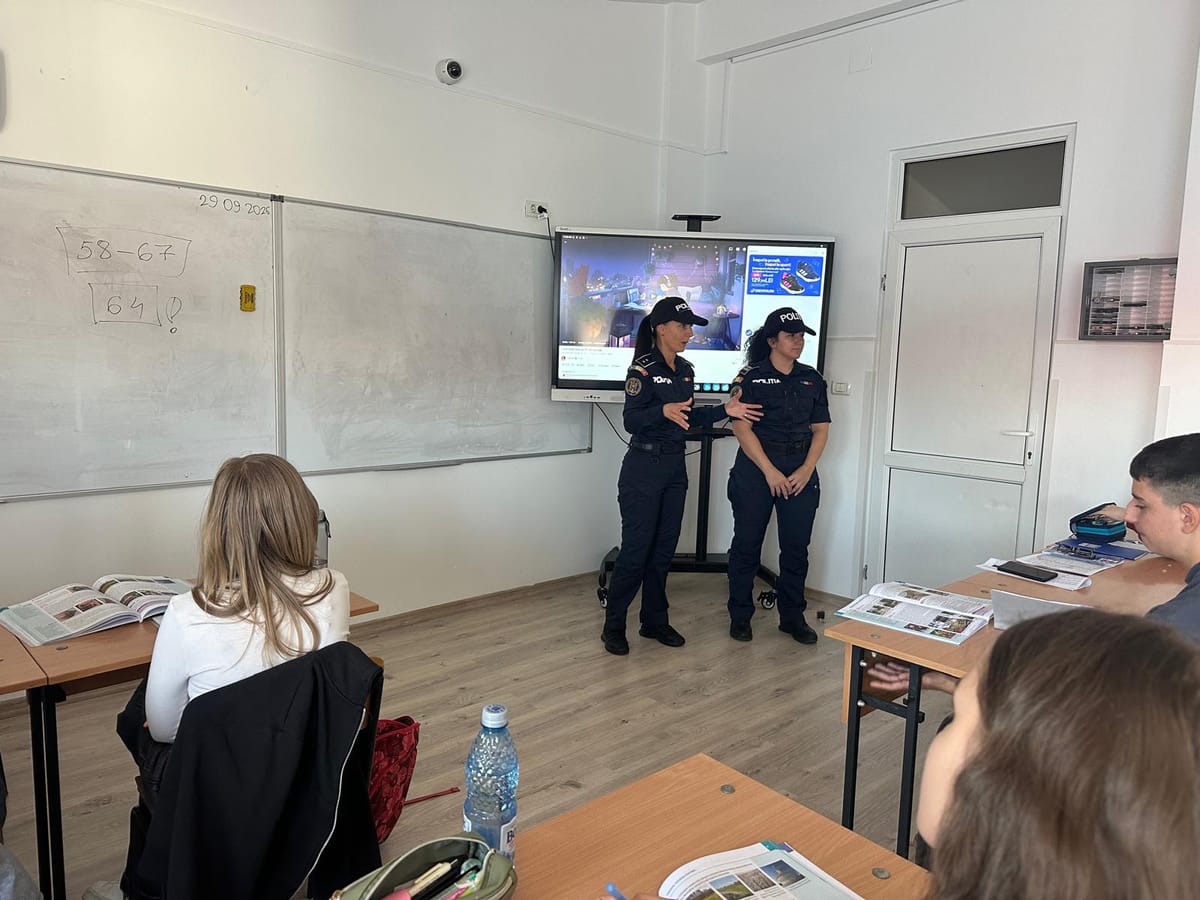 Polițiștii din Timiș, lecții despre animale în școli și la Charge Festival