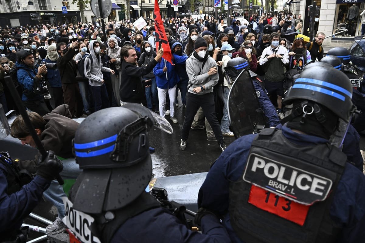 Poliția franceză, acuzată că a rănit grav adolescenți în timpul protestelor