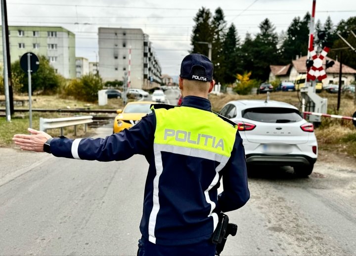 Polițiștii de la Transporturi: 43 de șoferi au rămas fără permis la trecerile la nivel cu calea ferată