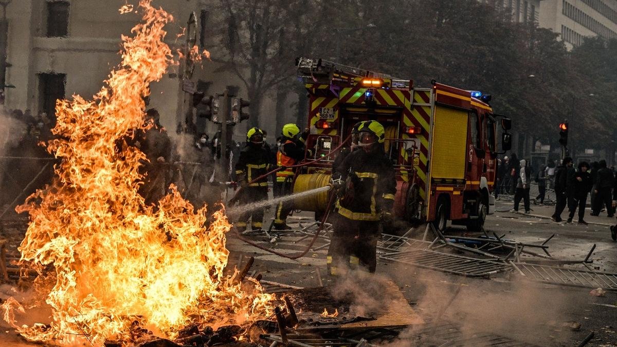 Polițiștii francezi dau statul în judecată după revoltele în care peste 900 de agenți au fost răniți