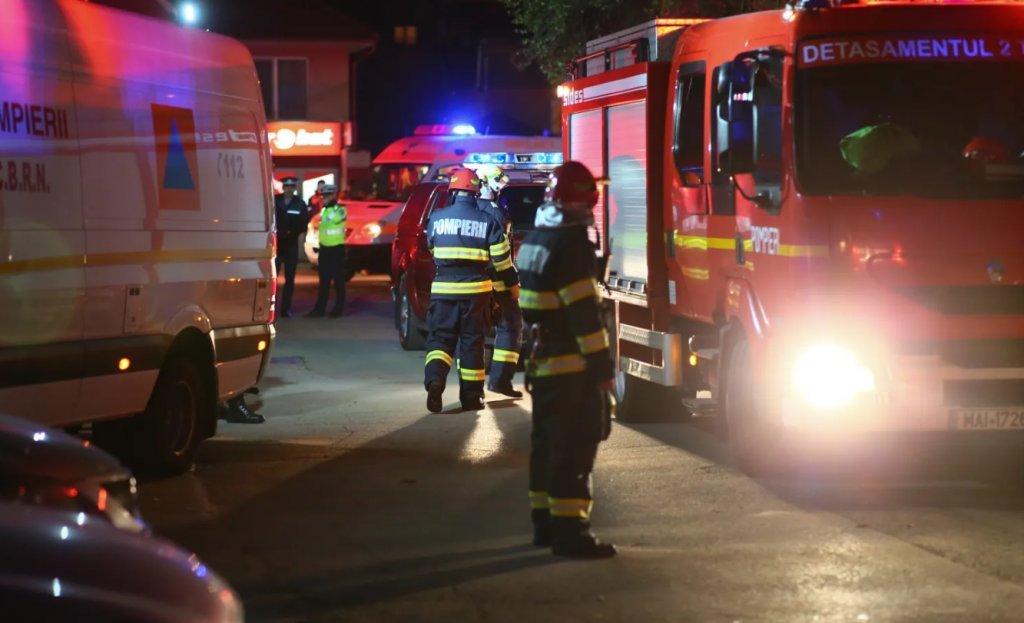 Pompier lovit în piept cu o cărămidă de un localnic, în timpul stingerii unui incendiu din județul Argeș