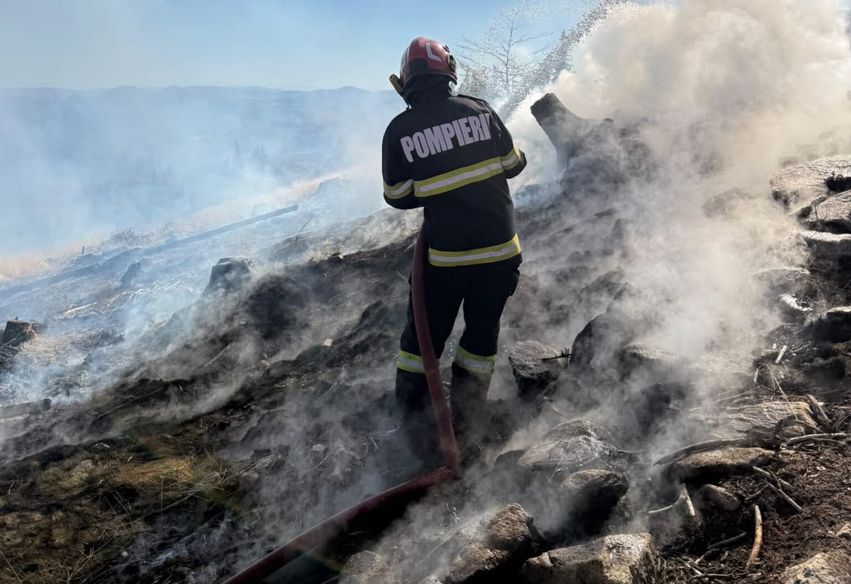 Pompierii arădeni au avut 897 misiuni în septembrie, 55 de hectare au ars în weekend