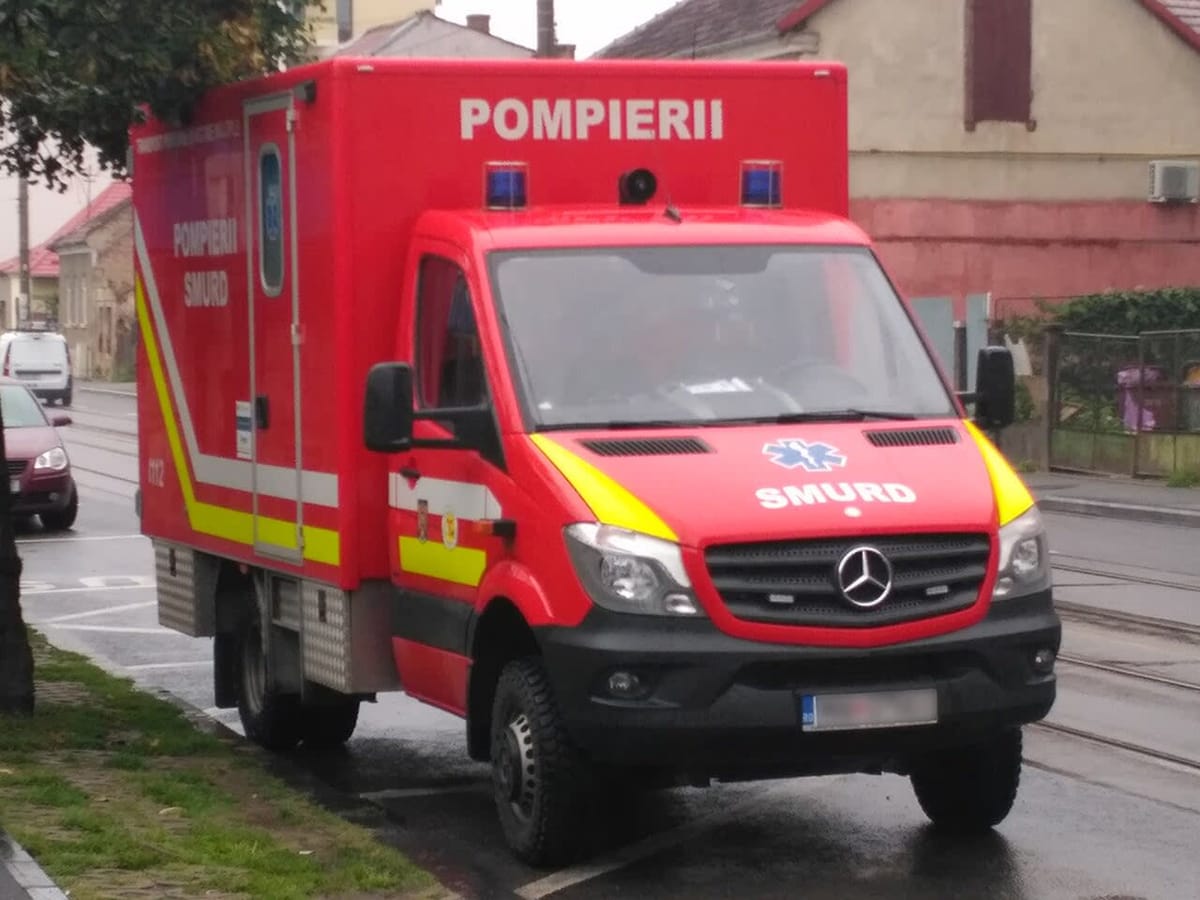 Pompierii din Marghita au scos un bărbat dintr-o Dacia, după un accident între Chiribiș și Tăuteu