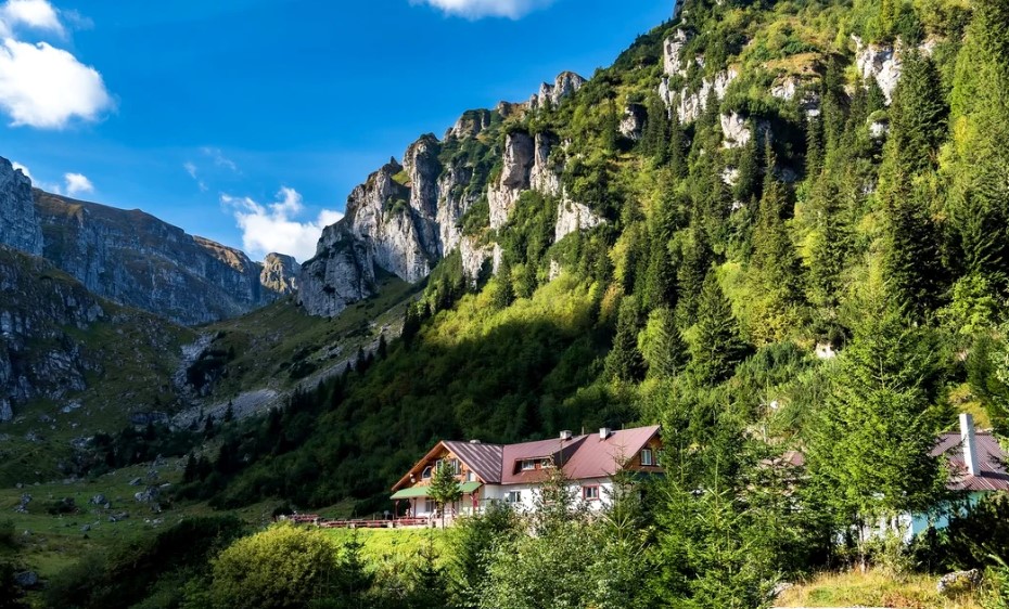 Povestea cabanelor legendare de la Postăvaru și Mălăiești, din jurul Brașovului, rămasă neștiută