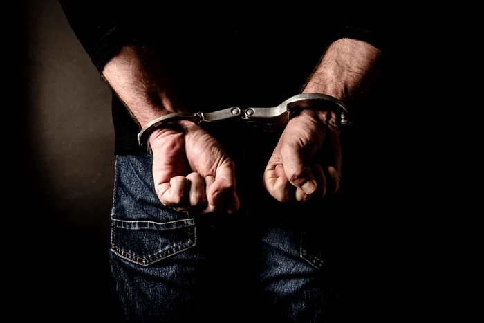 Prahova: tânăr de 22 de ani, arestat preventiv 30 de zile pentru șantaj și abuzuri sexuale asupra unui minor