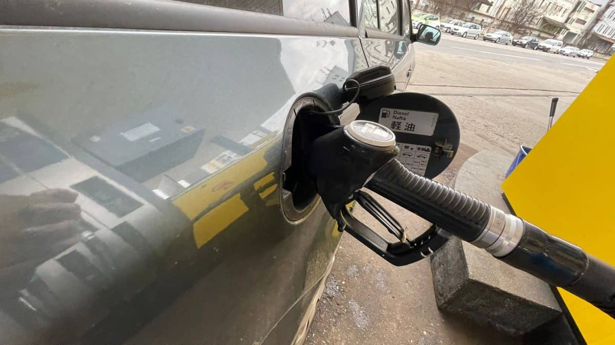 Prețurile la carburanți ar putea rămâne ridicate în 2027, avertizează Goldman Sachs