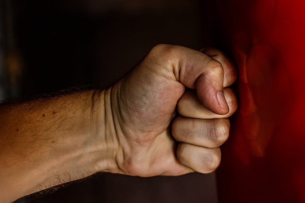 Prefectura Cluj: mesagerie gratuită de sprijin pentru victimele violenței domestice, activă din 1 noiembrie