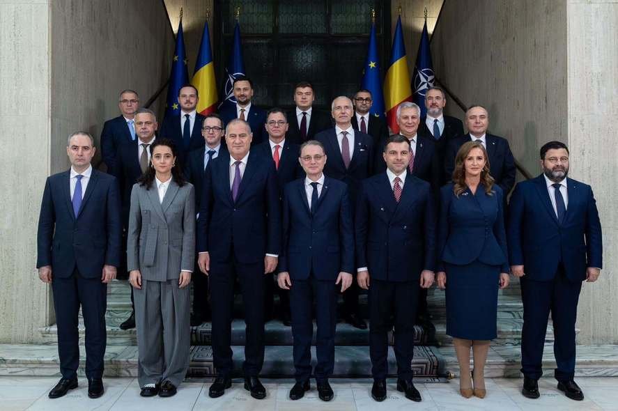 Premierul Luca Niculescu participă miercuri la preluarea mandatelor de către miniștri din noul Guvern