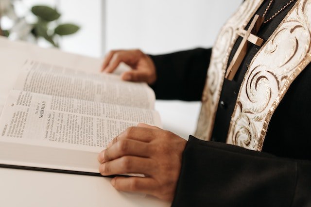 Preot din Vaslui arestat pentru agresiuni sexuale, retras de la slujire de Episcopia Hușilor