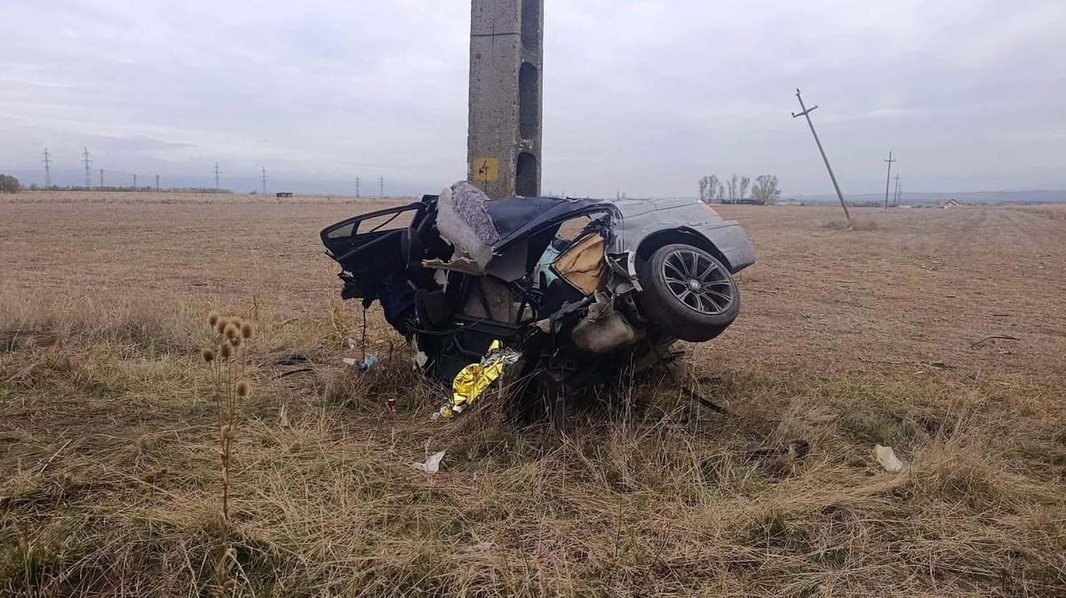 Pricaz, Hunedoara: un tânăr de 25 de ani a murit după ce a intrat cu mașina într-un stâlp