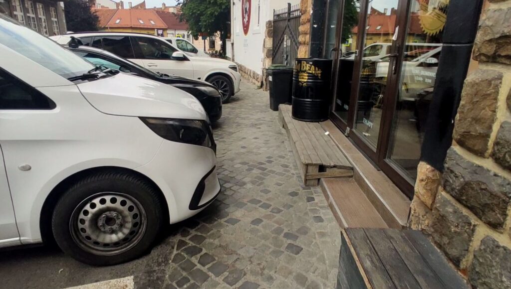 Primăria Brașov lărgește un trotuar pe strada Grigoraș Dinicu