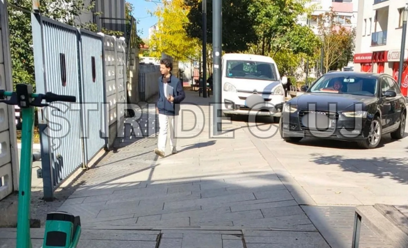 Prima stradă „smart” din Cluj-Napoca a ajuns parcare! Mașinile trec printre bănci și copii: Stâlpii care ar trebui să le