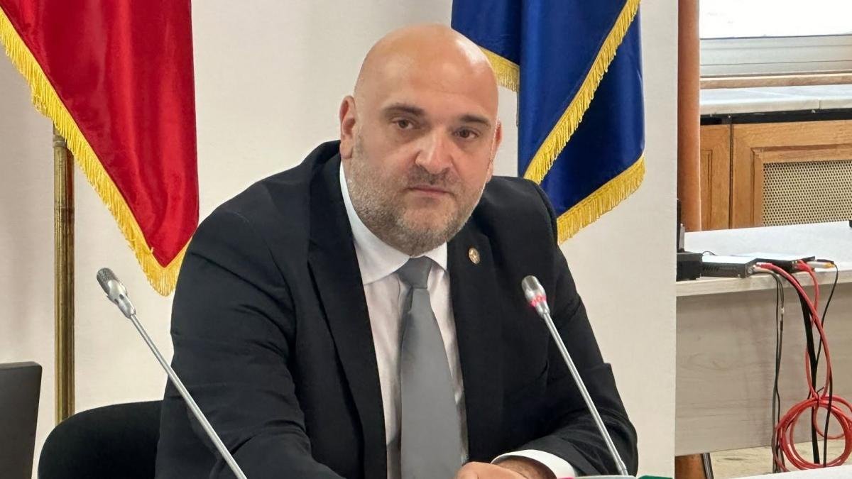 Primăriile conduse de PSD dau contracte fără licitație firmei unui consilier general liberal, sponsor al PNL