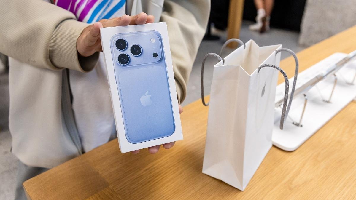 Primul iPhone pliabil se vinde rapid: stocurile din magazine s-au epuizat, livrări online abia în 2027