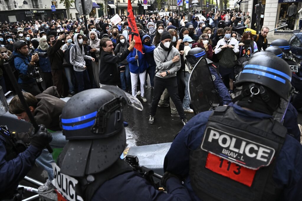 Profilul celor arestați după protestele violente din Franța: 95% sunt bărbați, jumătate nu aveau cazier
