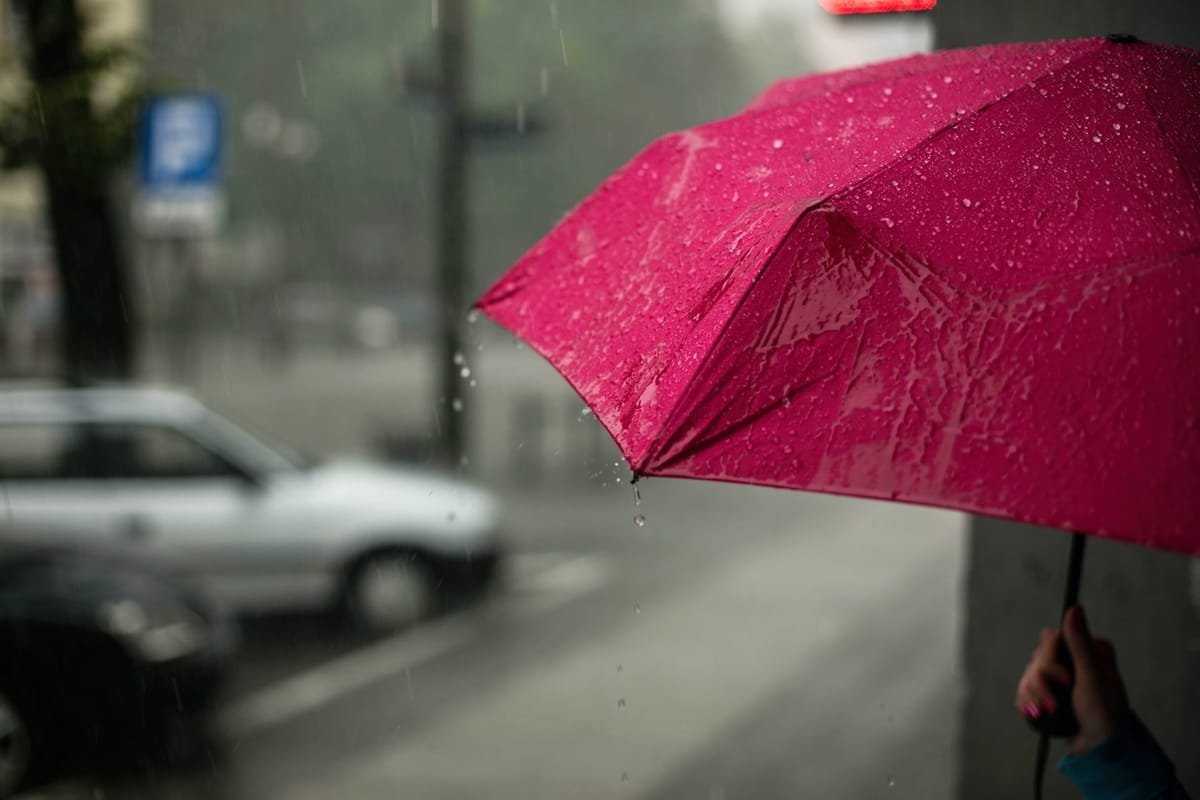 Prognoza meteo pentru următoarea lună: vreme mai rece decât în mod normal, cu multe ploi