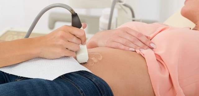 Proiect adoptat: spitalele vor proteja intimitatea femeilor în travaliu și vor evita separarea de nou-născuți