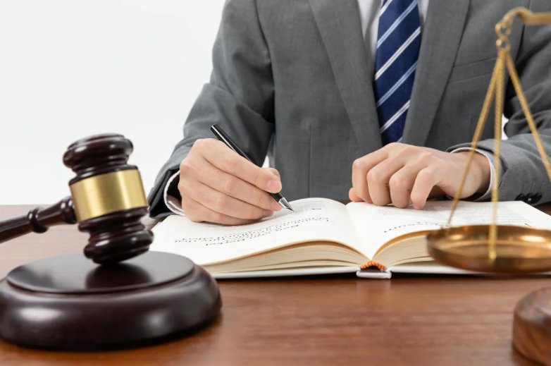 Propunere legislativă la Senat: aproape toate contractele companiilor, redactate de un avocat, contra cost