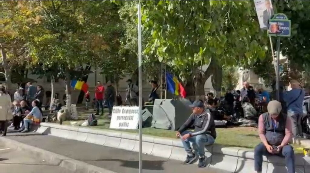 Protest anemic pentru Călin Georgescu. Mai puțin de 50 de oameni au revenit la Arestul Central