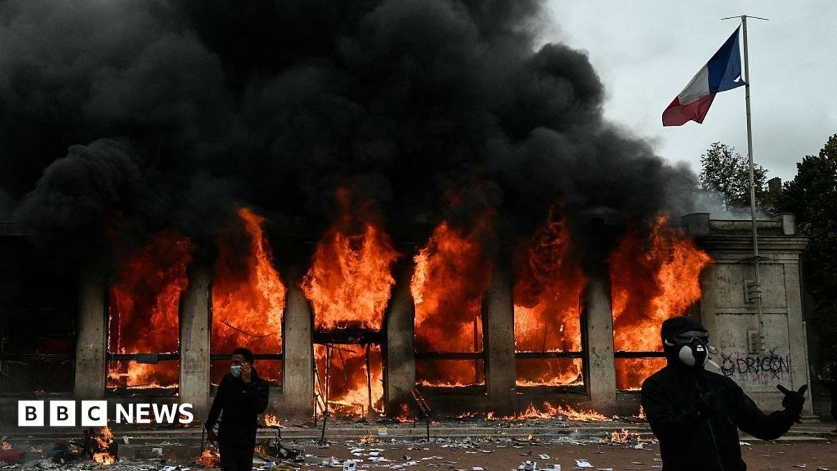Protestele de weekend din Franța vor fi limitate doar la manifestațiile sindicatelor, afirmă Macron