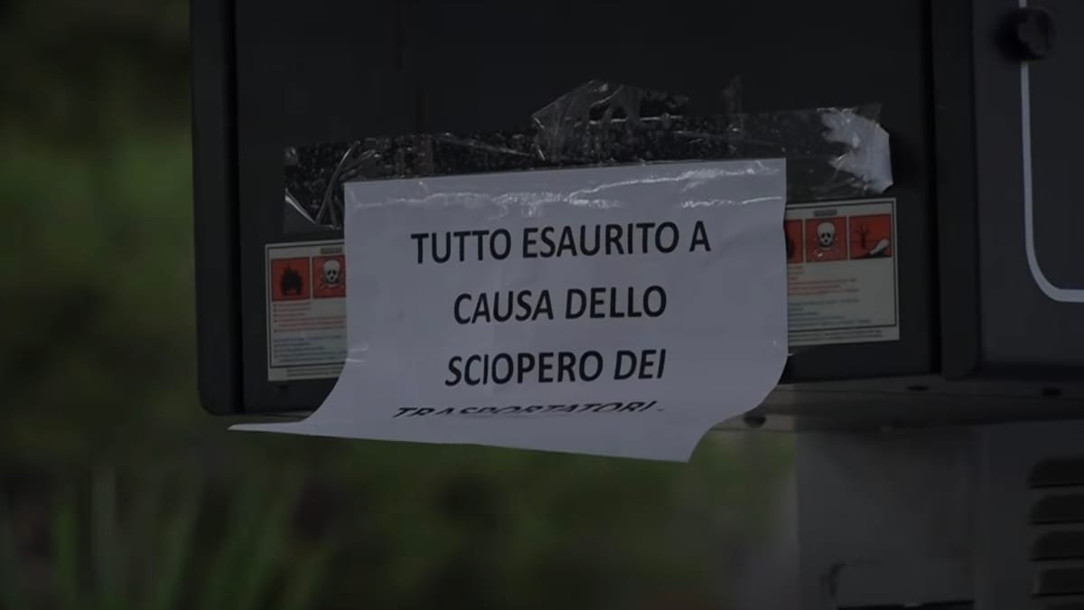 Puglia: șapte din zece benzinării au rămas fără combustibil, în plină grevă la Taranto