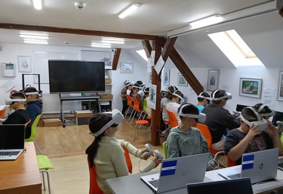 Rășinari: elevii primesc mobilier nou, echipamente digitale și materiale didactice moderne prin PNRR