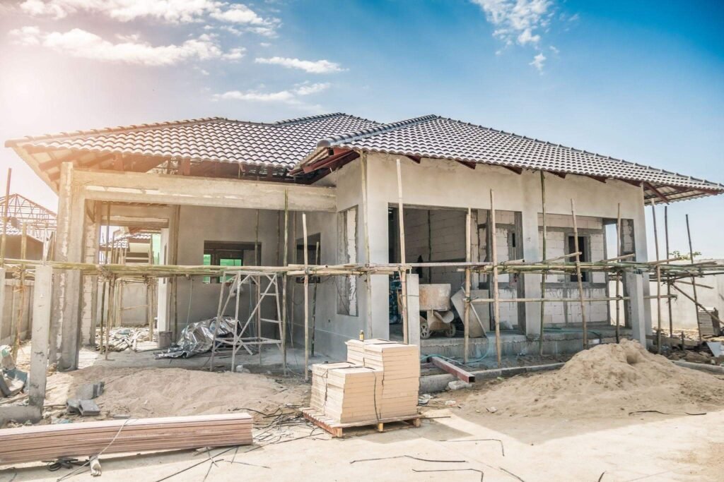 Racordare gratuită la utilități pentru românii care își construiesc prima casă, propusă la Senat