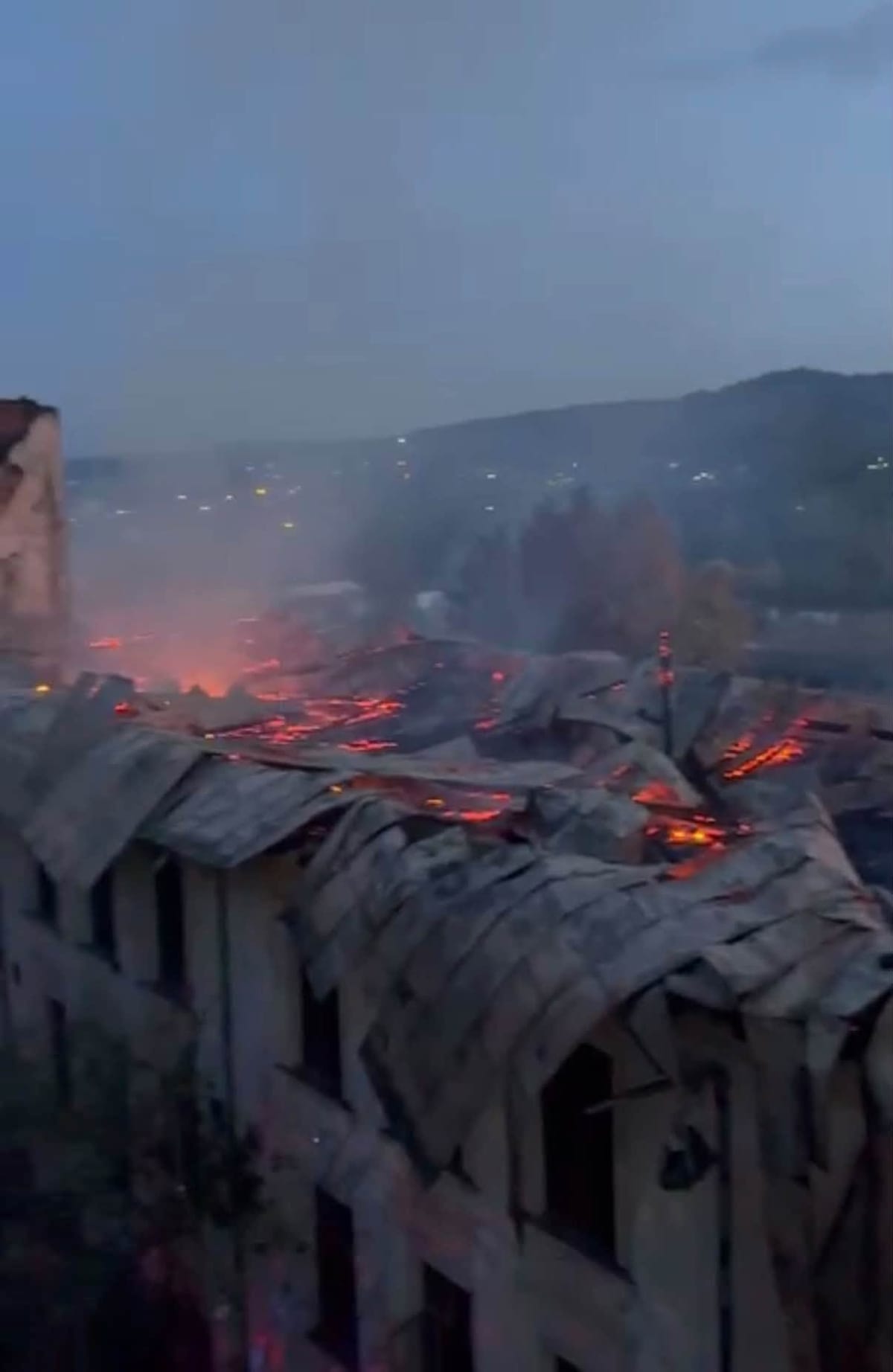 Râmnicu Vâlcea: o fostă unitate militară a ars, iar pompierii de la ISU Sibiu au fost chemați în ajutor