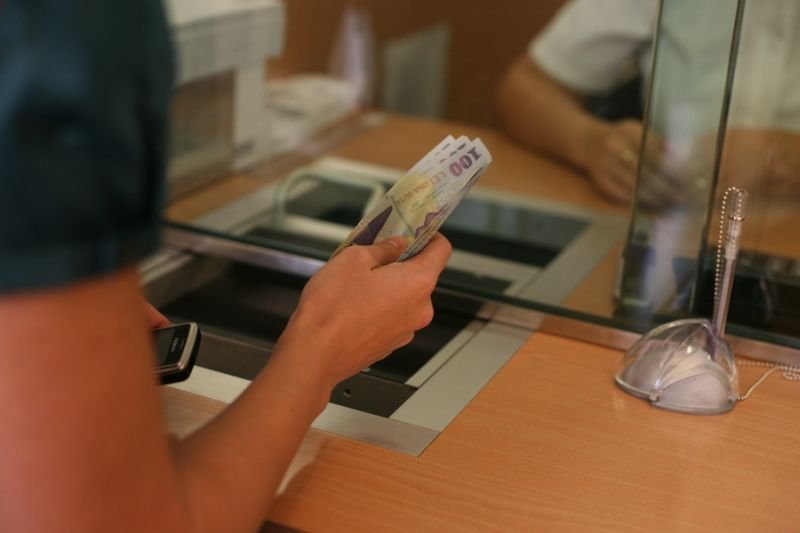 Ratele la credite sunt tot mai greu de plătit, iar cererile de renegociere au crescut cu 60%