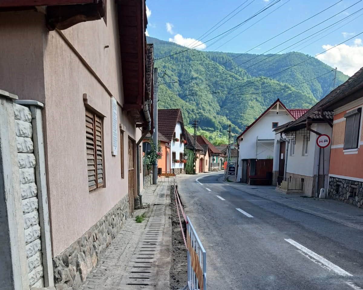 Râu Sadului: circulația pe Valea Pinului va fi restricționată temporar, din cauza lucrărilor la rigole