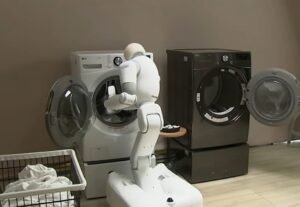 Redwood City: robotul Taku de la DYNA Robotics lucrează autonom în hoteluri și restaurante