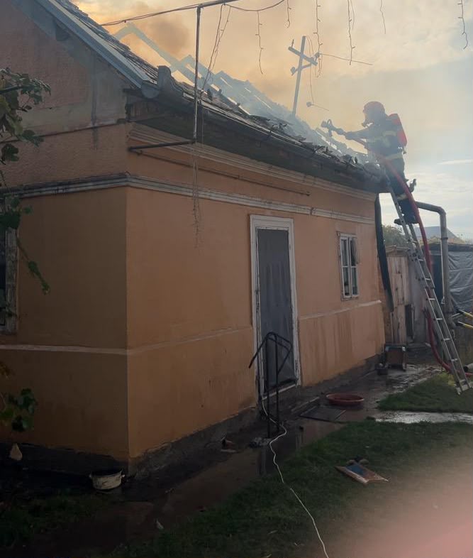 Reghin: incendiu pe strada Căprioarei, o casă de locuit a fost cuprinsă de flăcări