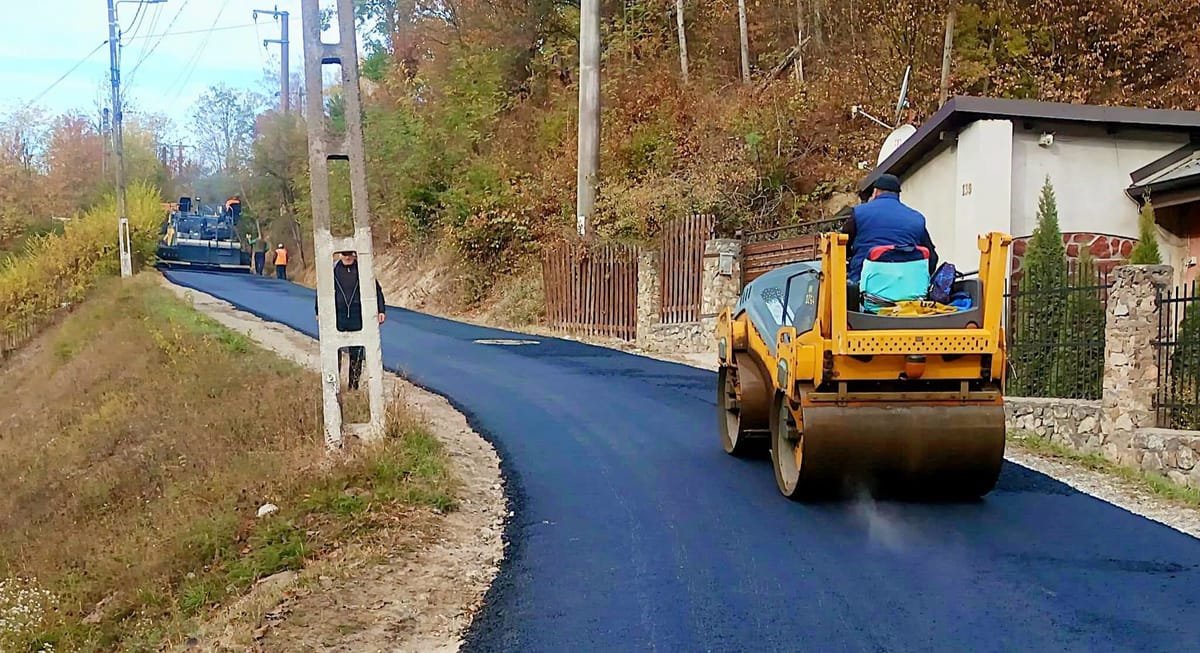 Reșița: asfaltări, reparații și curățenie în mai multe zone, au început pregătirile pentru iluminatul festiv