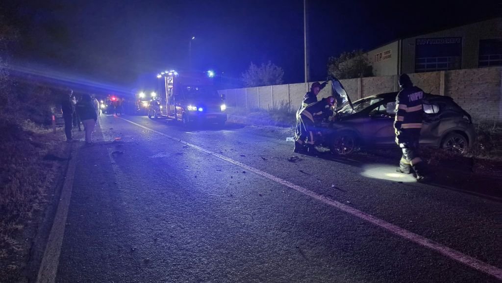 Reșița: două persoane rănite într-un accident pe DN58B, cu un autoturism implicat
